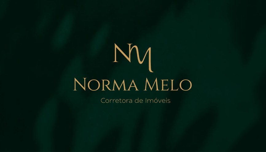 Logotipo dourado de Norma Melo, corretora de imóveis, sobre fundo verde