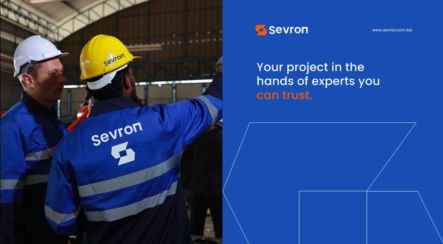 Equipe de capacete com uniforme azul da marca Sevron ao lado de painel com a assinatura da marca