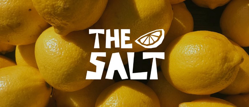 Logotipo The Salt em branco sobre fotografia de limões
